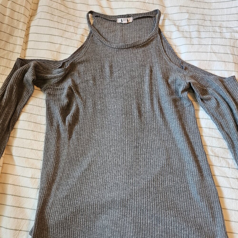 LNA cutout ribbed top